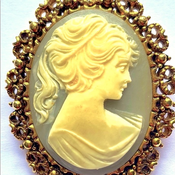 Hand Carved Vintage Cameo Pin/Brooch, Antique Blue Agate With Gold Frame - Picture 2 of 9